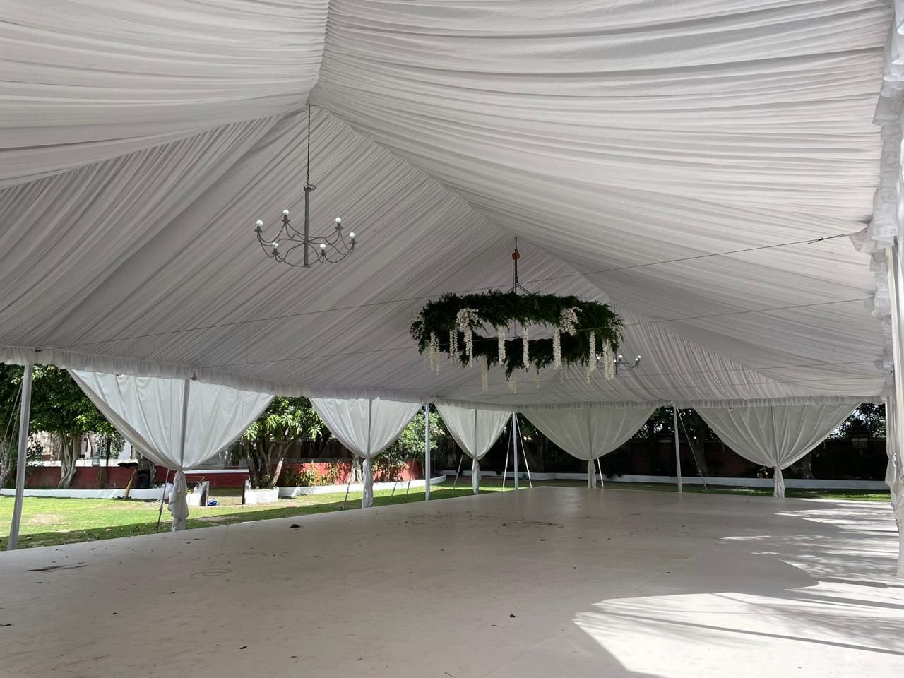 Renta de toldo plisado blanco instalado para un evento en Guadalajara, Jalisco